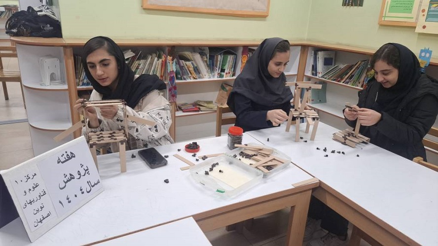 1385983 هفته پژوهش در مرکز علوم و فناوریهای نوین اصفهان