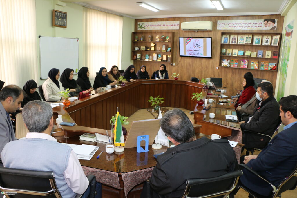 نشست هم‌اندیشی دهه بصیرت و دهه فجر در کانون فارس برگزار شد