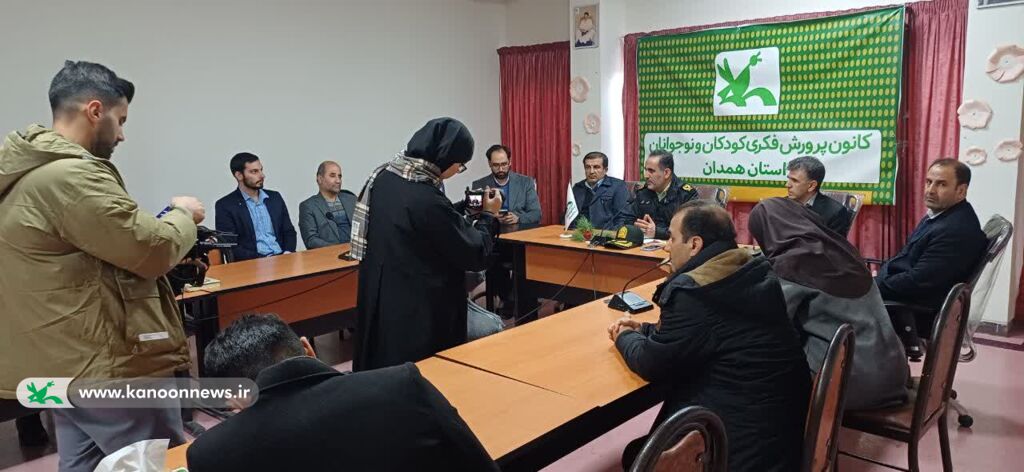 1387937 تقدیر سردار نجفی از قصهگویان محور ایثار و مقاومت جشنواره قصهگویی همدان