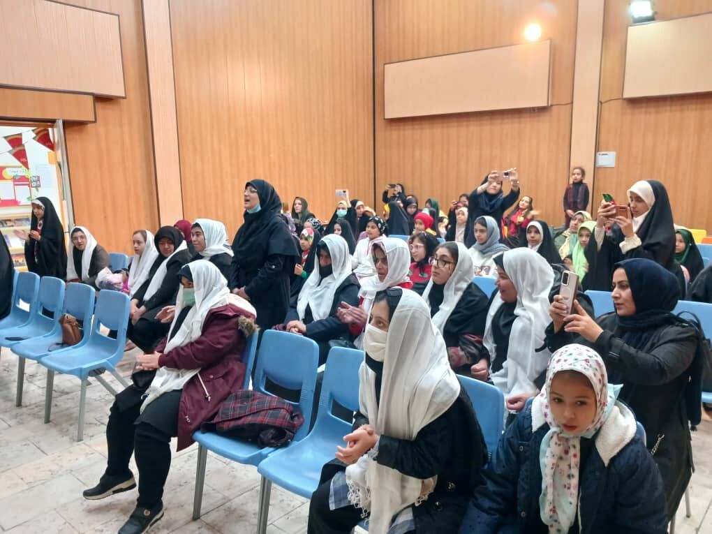 جشن یلدای فرشته‌ها در مرکز شماره‌۲ قرچک؛ همدلی، مهربانی و احترام به تفاوت‌ها