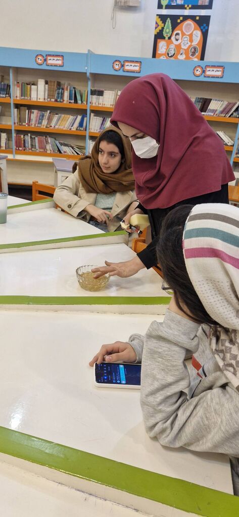 کودکان و نوجوانان مرکز ۲ با آزمایش‌های ساده، قدم در راه پژوهش گذاشتند