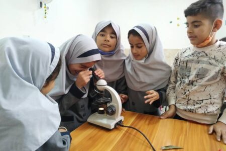 کتابخانه سیار کانون، علم و تجربه را به روستای نظرآباد برد