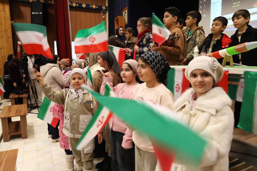 1390555 کودکان اردبیلی پرتاب همزمان سه ماهواره ایرانی را جشن گرفتند