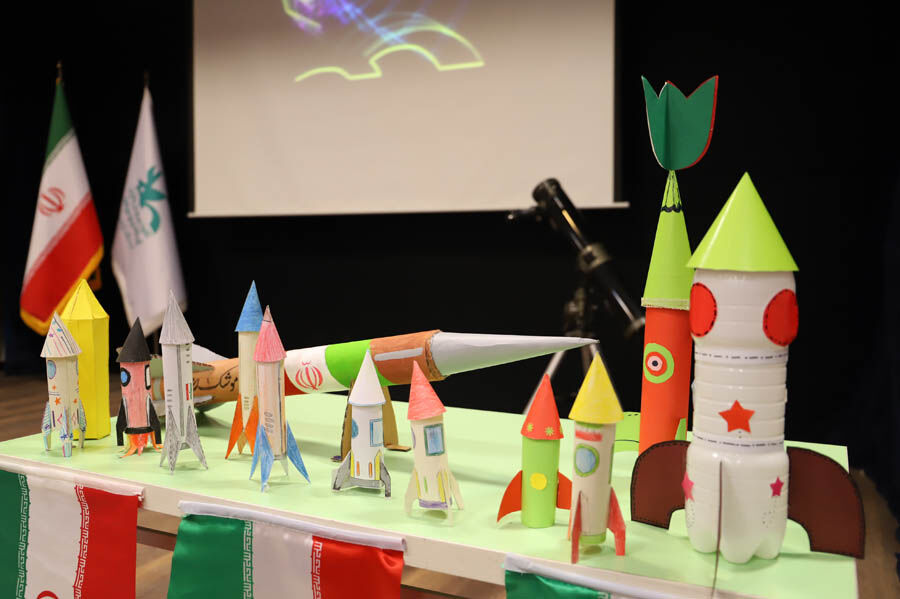 1390562 کودکان اردبیلی پرتاب همزمان سه ماهواره ایرانی را جشن گرفتند