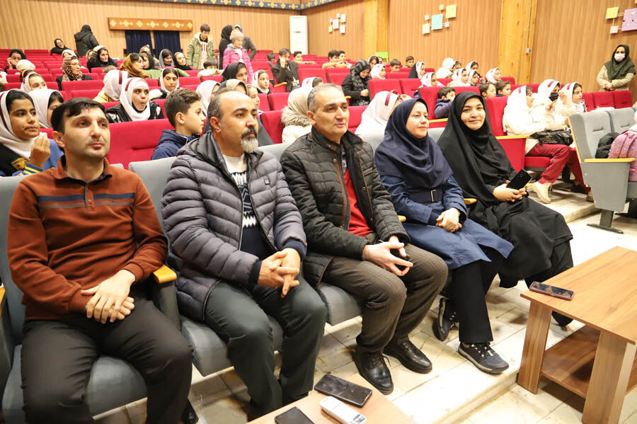 1390573 کودکان اردبیلی پرتاب همزمان سه ماهواره ایرانی را جشن گرفتند