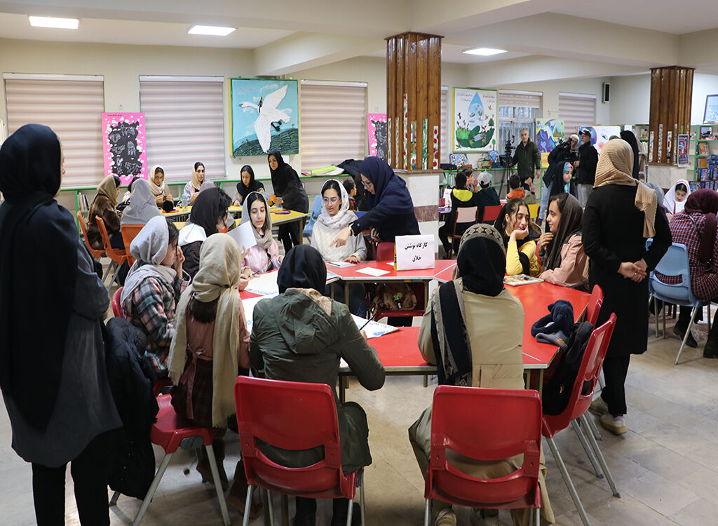 جشن علم و افتخار در رشت؛ همراهی کودکان و خانواده‌ها با پرتاب ماهواره‌های ایرانی به فضا