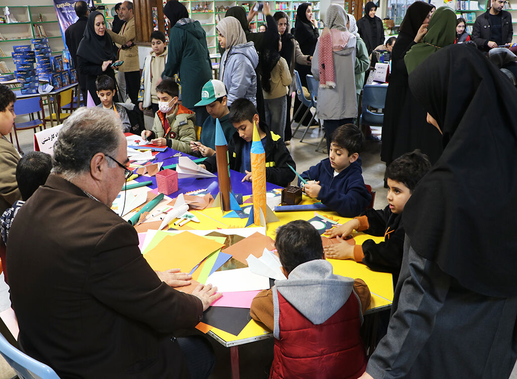 جشن علم و افتخار در رشت؛ همراهی کودکان و خانواده‌ها با پرتاب ماهواره‌های ایرانی به فضا