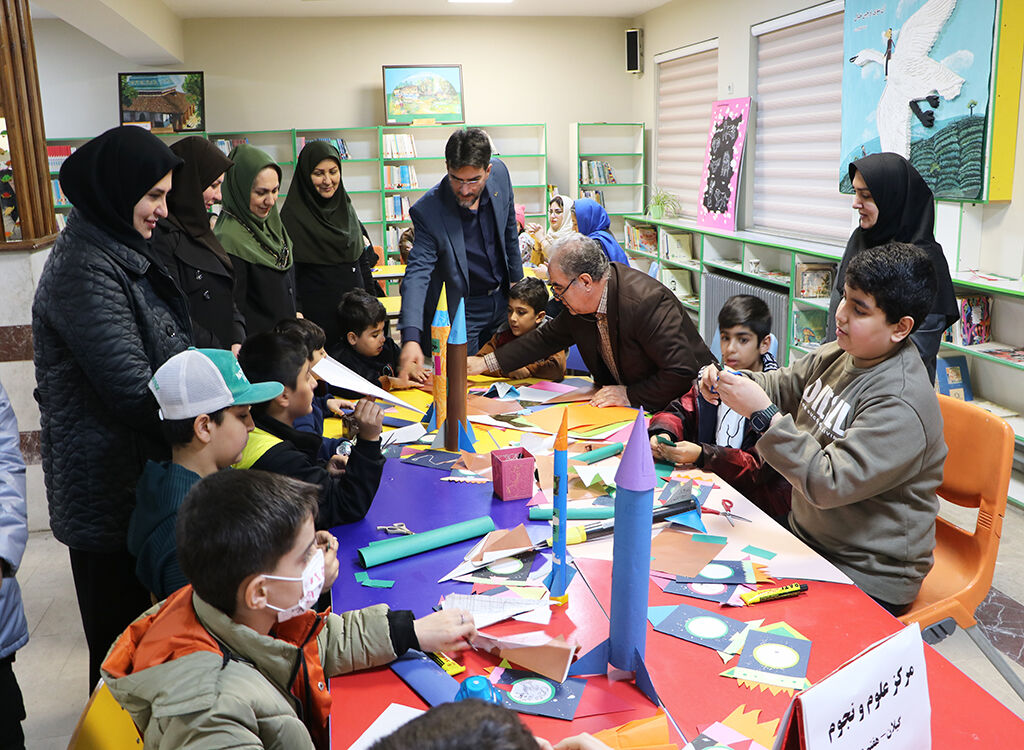 جشن علم و افتخار در رشت؛ همراهی کودکان و خانواده‌ها با پرتاب ماهواره‌های ایرانی به فضا