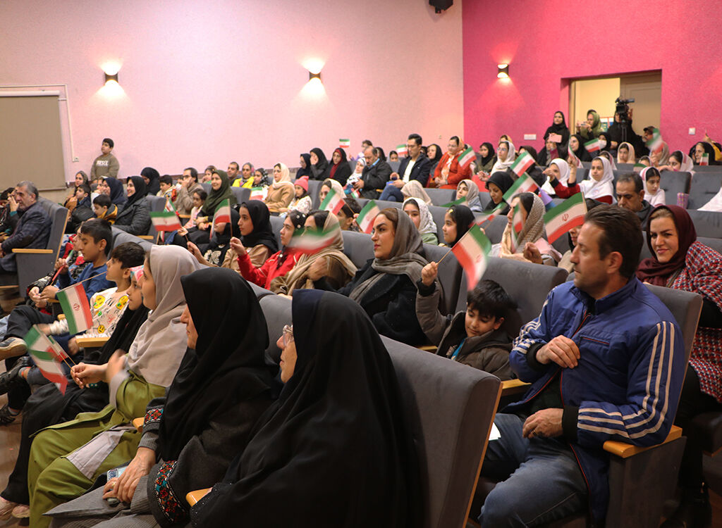 جشن علم و افتخار در رشت؛ همراهی کودکان و خانواده‌ها با پرتاب ماهواره‌های ایرانی به فضا