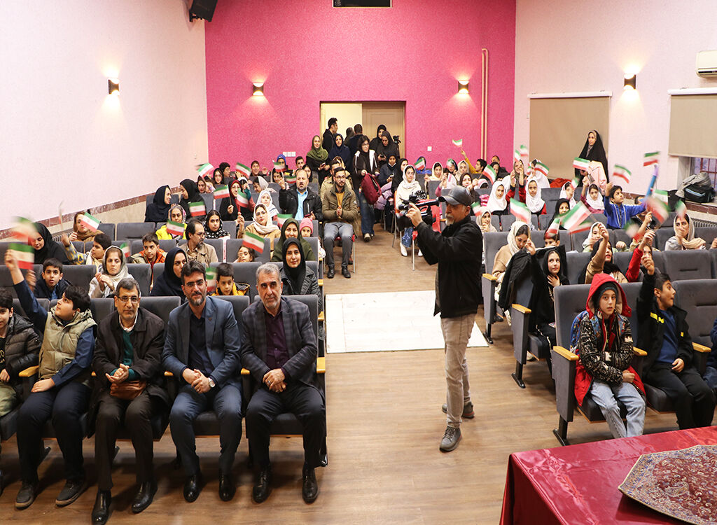 جشن علم و افتخار در رشت؛ همراهی کودکان و خانواده‌ها با پرتاب ماهواره‌های ایرانی به فضا