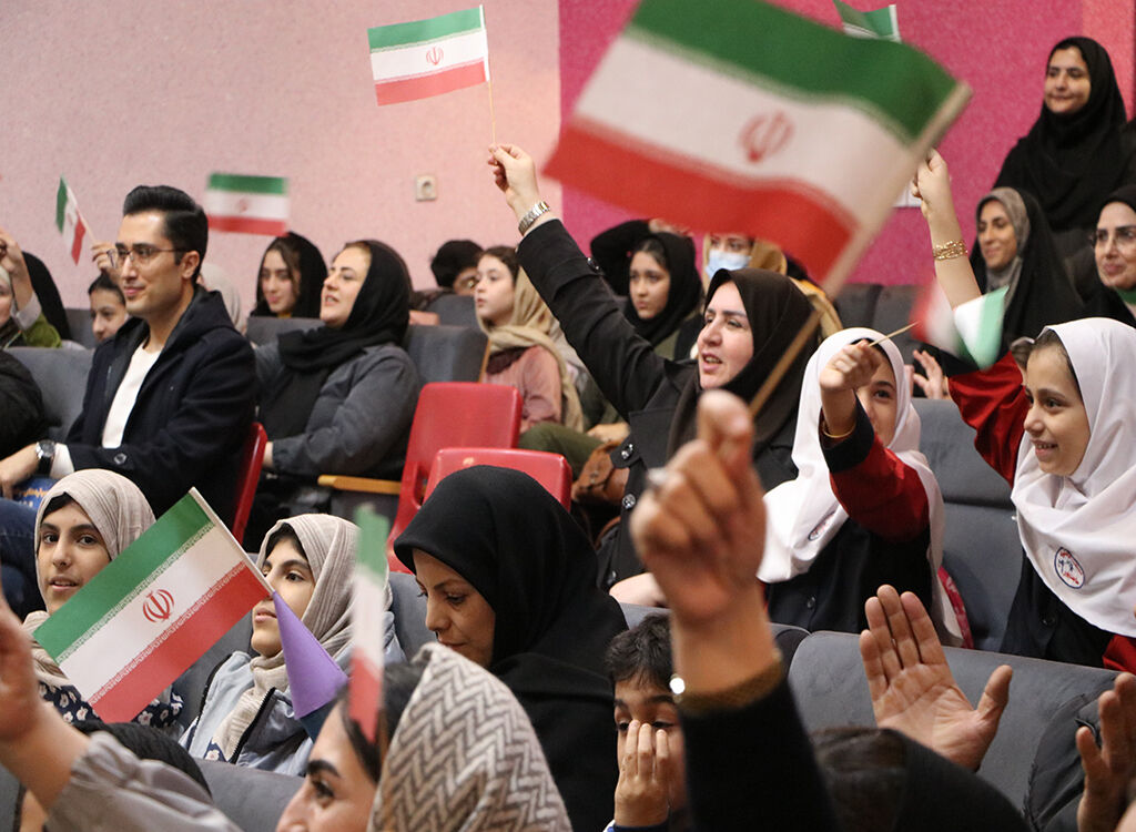 جشن علم و افتخار در رشت؛ همراهی کودکان و خانواده‌ها با پرتاب ماهواره‌های ایرانی به فضا