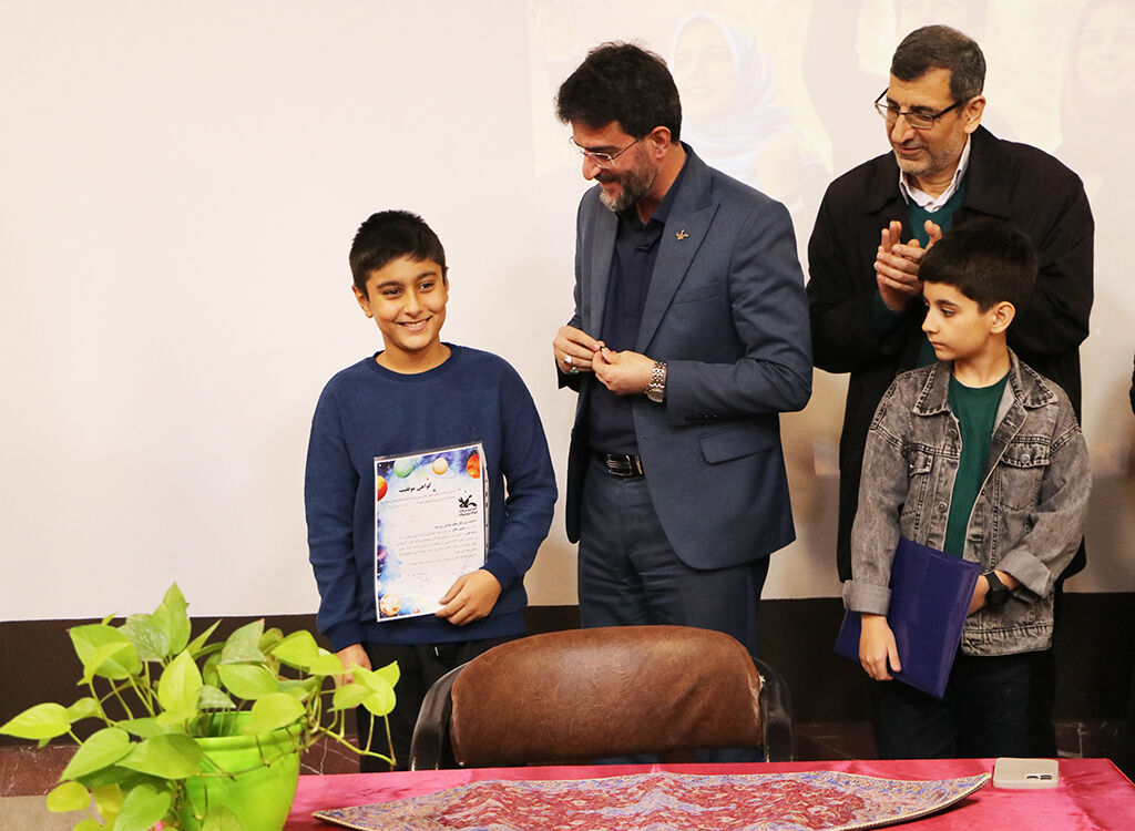 جشن علم و افتخار در رشت؛ همراهی کودکان و خانواده‌ها با پرتاب ماهواره‌های ایرانی به فضا