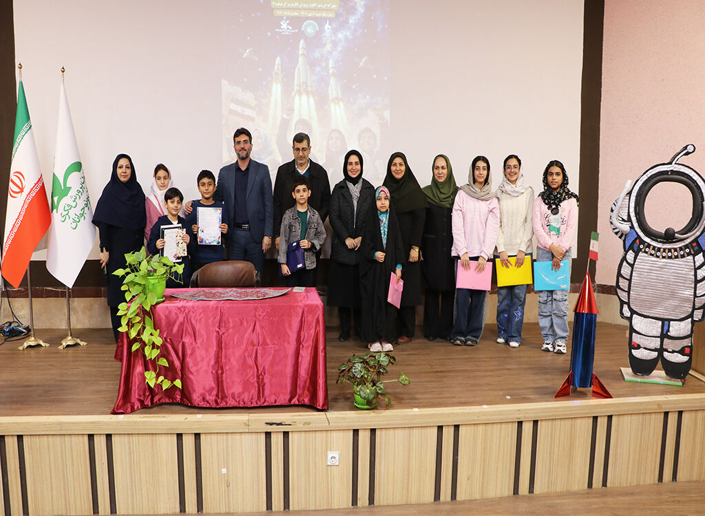 جشن علم و افتخار در رشت؛ همراهی کودکان و خانواده‌ها با پرتاب ماهواره‌های ایرانی به فضا