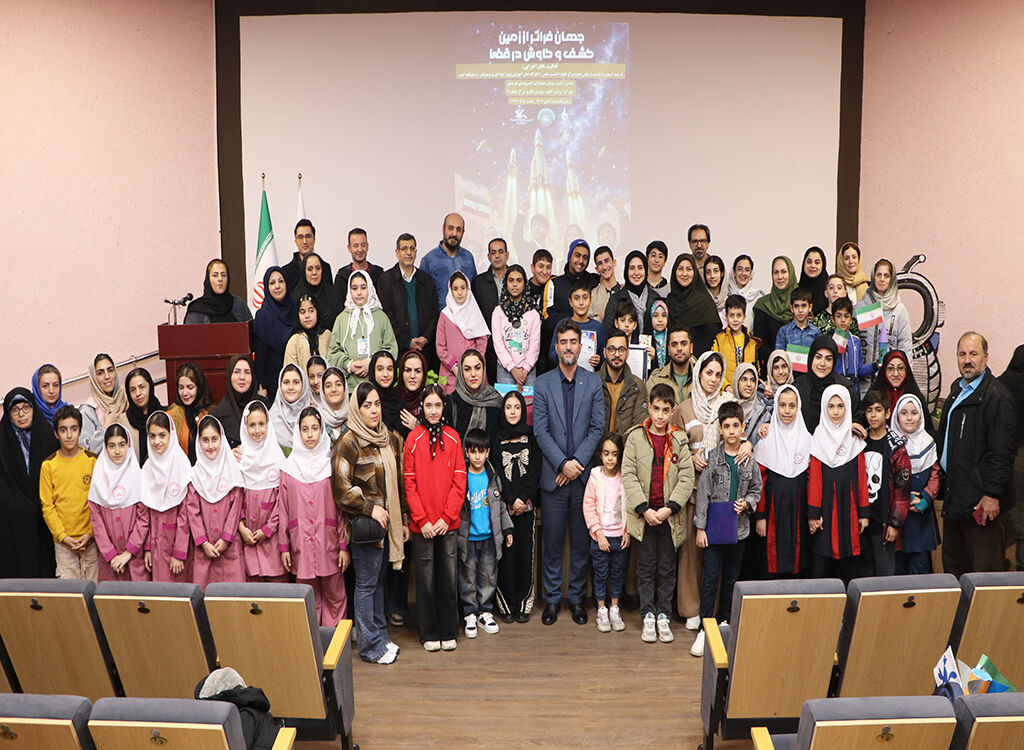 جشن علم و افتخار در رشت؛ همراهی کودکان و خانواده‌ها با پرتاب ماهواره‌های ایرانی به فضا