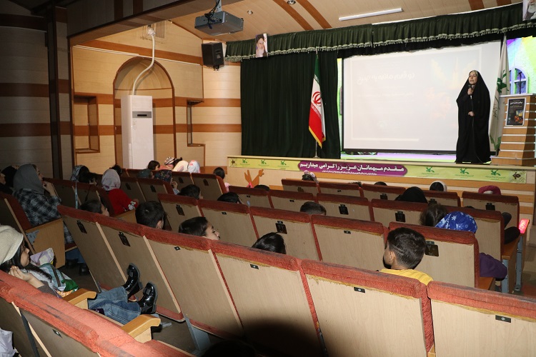 1391746 سخنرانیهای علمی زهرا عریانی و بنیامین کاظمزاده