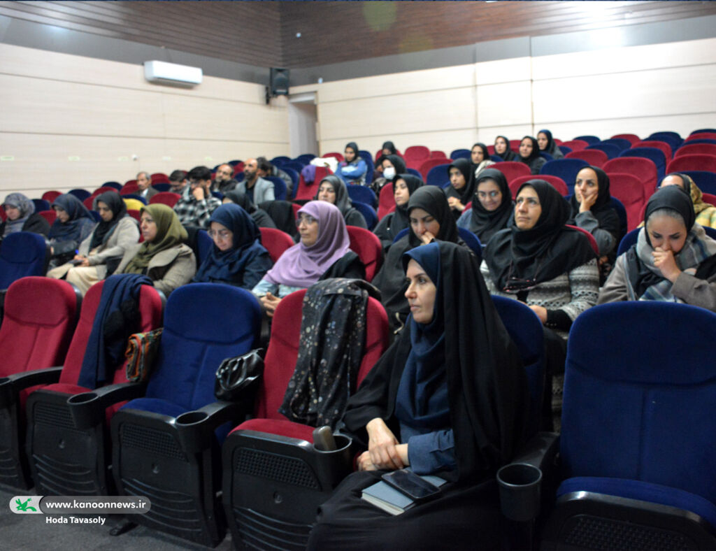 1391980 نشست توجیهی «محفل ستارهها» با هدف آگاهی همکاران کانون استان قم برگزار شد