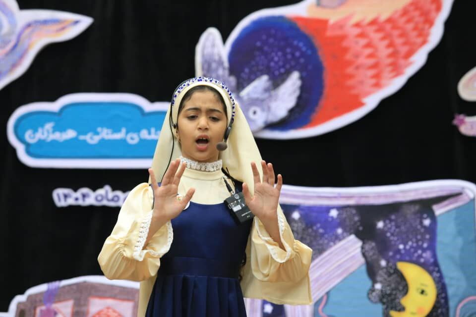 38 قصه گو به روی صحنه رفتند