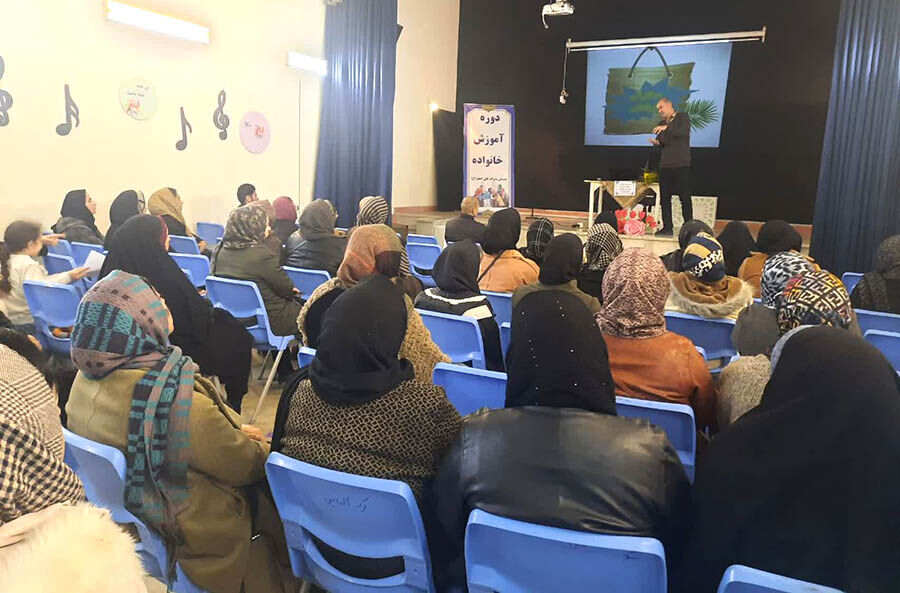 نشست تخصصی «آموزش خانواده» با محوریت تربیت اسلامی در مرکز دو کانون اردبیل برگزار شد