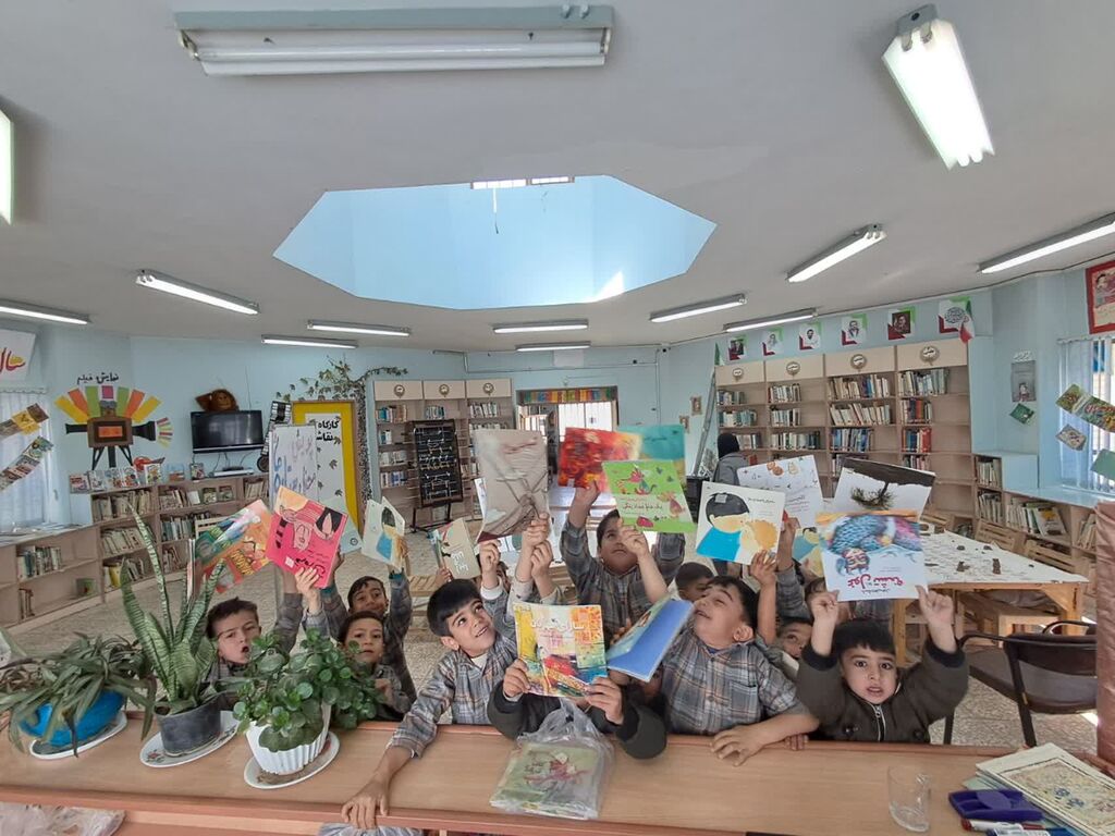 همراهی اعضای کانون مدرسه بیارجمند با قصه‌های قرآنی و سفالگری در راستای پویش «محفل ستاره‌ها»