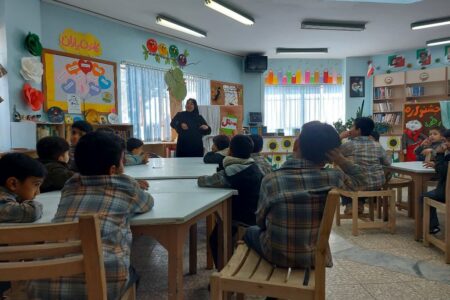 همراهی اعضای کانون مدرسه بیارجمند با قصه‌های قرآنی و سفالگری در راستای پویش «محفل ستاره‌ها»