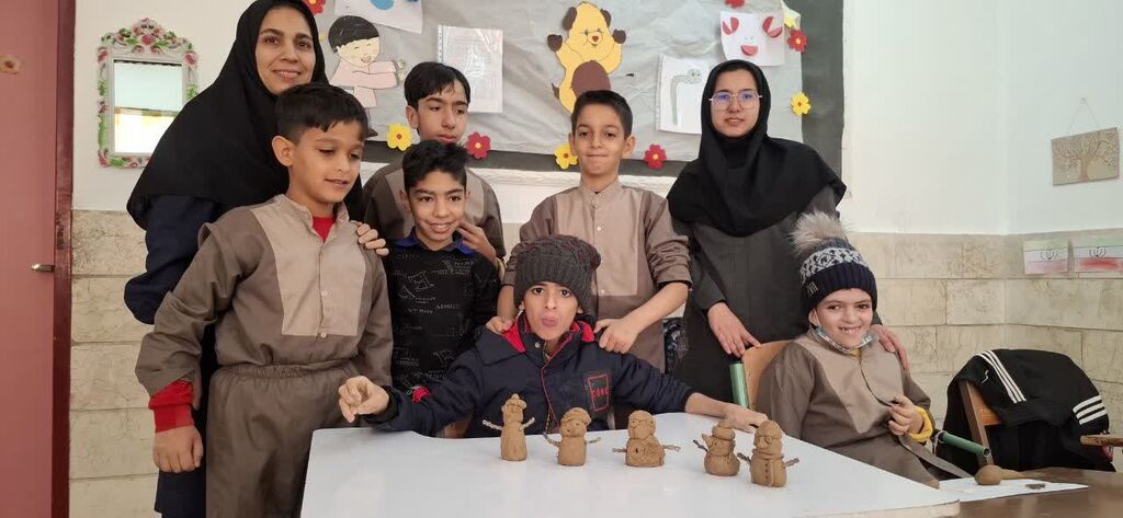 کارگاه سفالگری ویژه نوآموزان با نیازهای خاص در دبستان امید بسطام برگزار شد