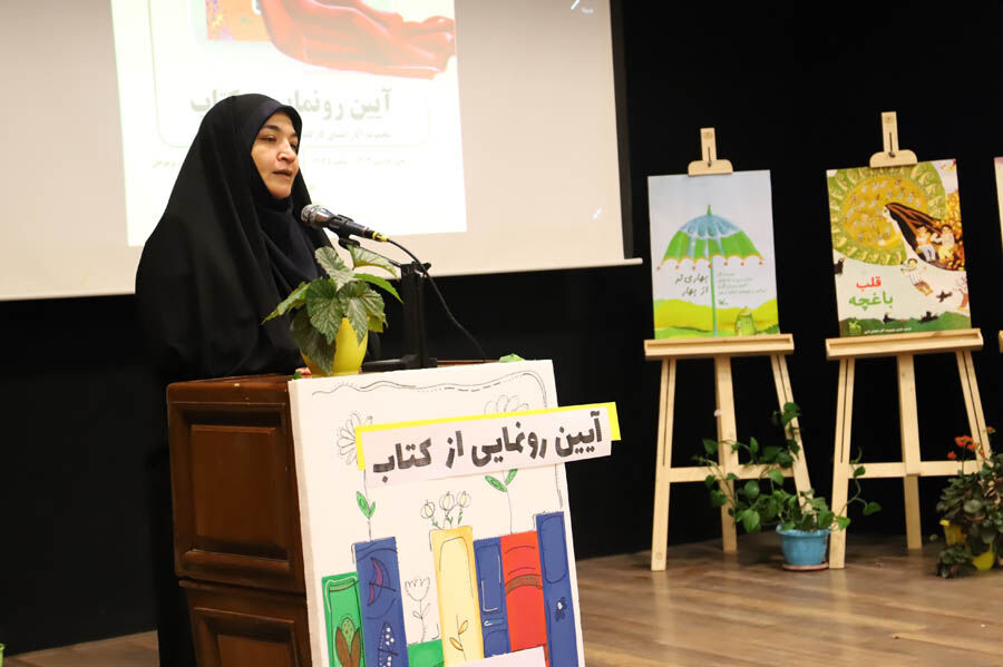 کتاب «زمزمه برگ‌ها» در کانون استان اردبیل رونمایی شد