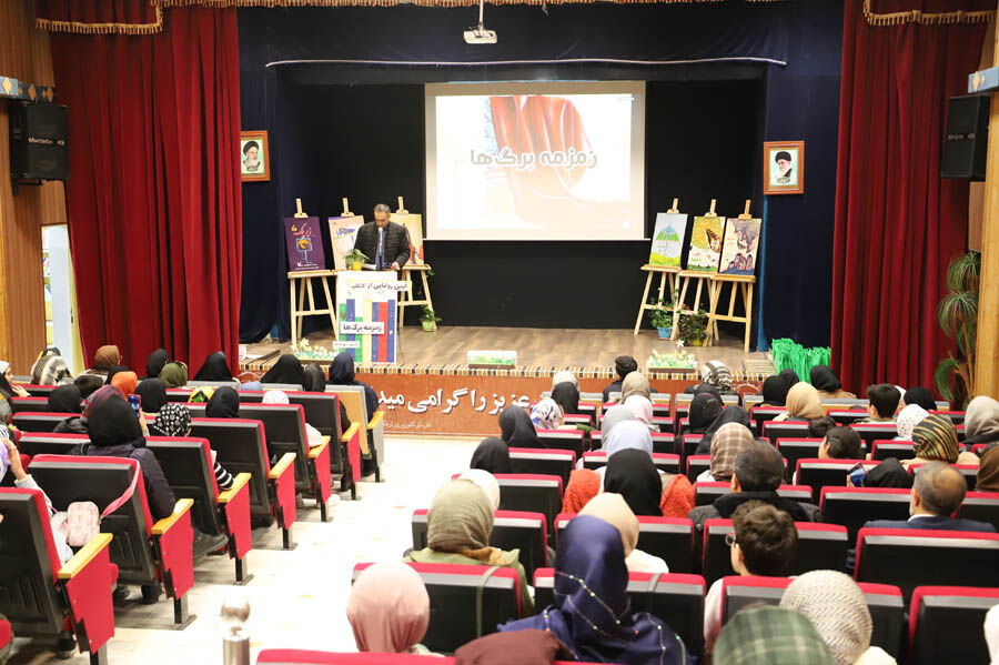 کتاب «زمزمه برگ‌ها» در کانون استان اردبیل رونمایی شد