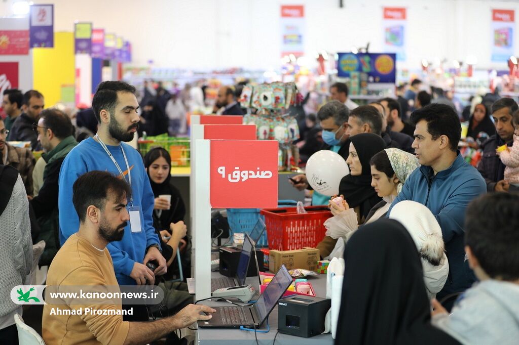 1394859 استقبال گسترده خانوادهها از جشنواره ملی اسباببازی کانون