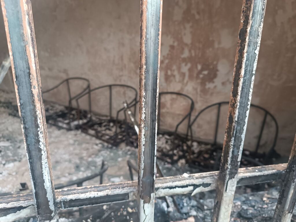 دست مغول از آستین پهلوی بیرون زد