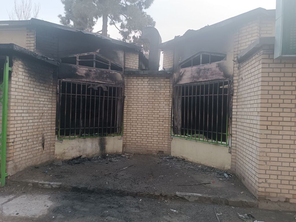 دست مغول از آستین پهلوی بیرون زد