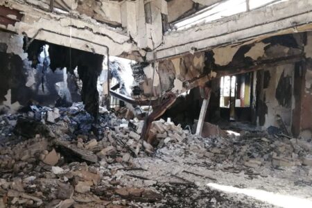 دست مغول از آستین پهلوی بیرون زد