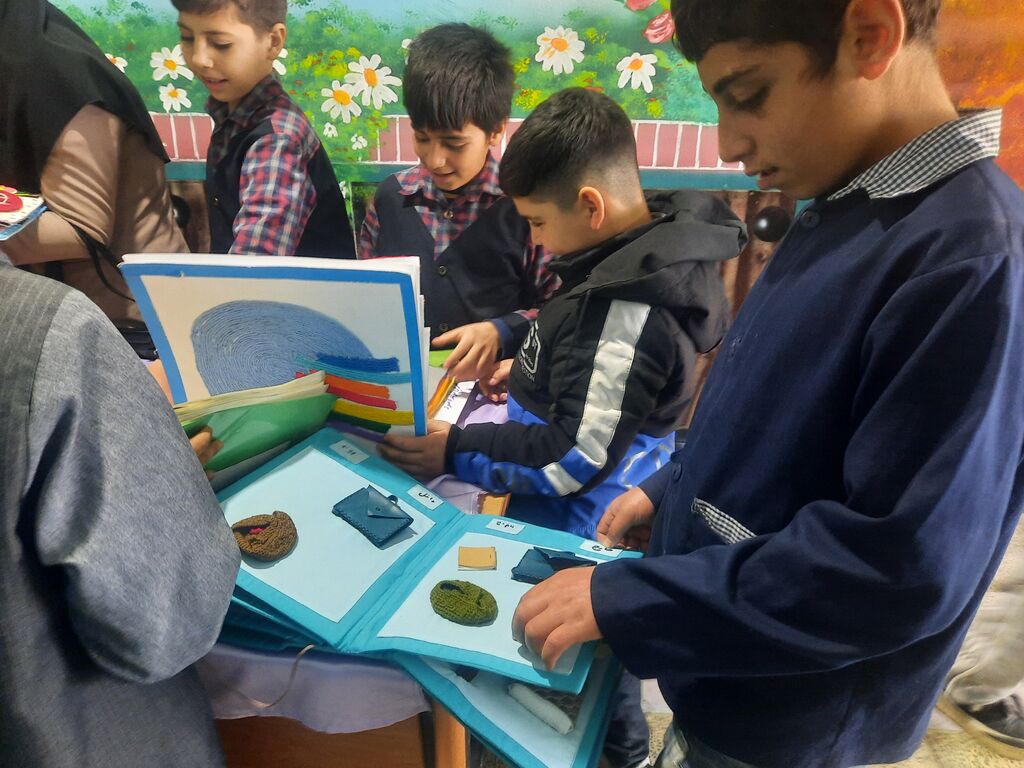 1395072-1 ایستگاه آخر نمایشگاه کتابهای حسی- لمسی در مرکز 2 ملایر