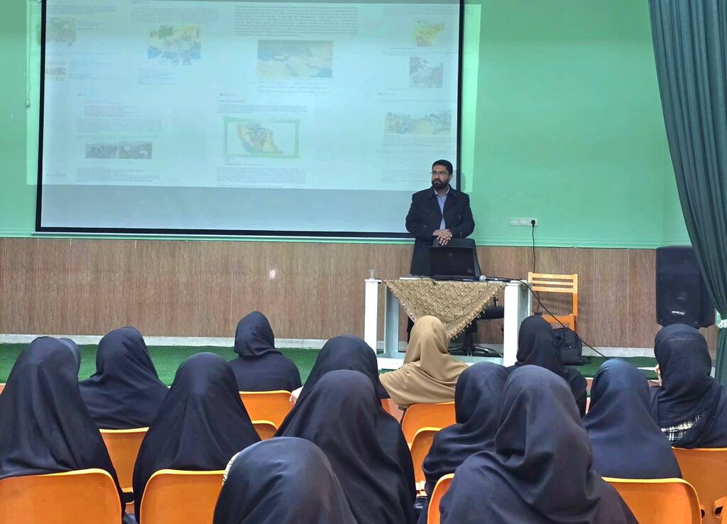 1395181-1 نشست آموزشی «معلمی فراتر از تدریس» در کانون مرکز لامرد