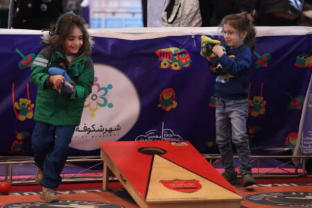 اجرا و معرفی بازی گروهی «چاله ذرت» در جشنواره اسباب‌بازی کانون