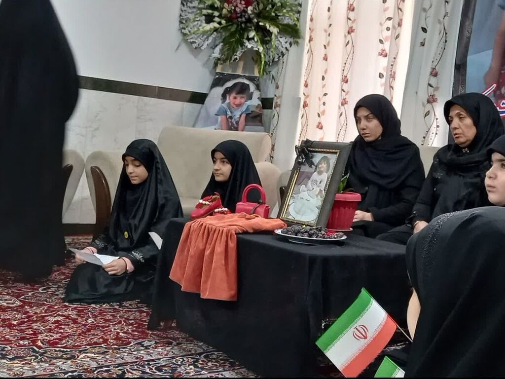 دیدار امام جمعه، مسئولان و اعضای کانون با خانواده کودک شهید کرمانشاهی