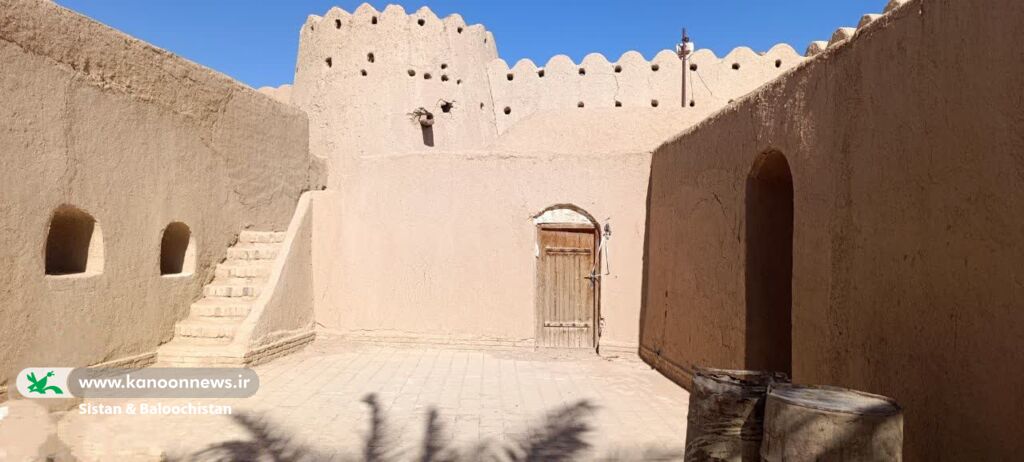 1396254-1 قلعه حیدرآباد محل بازدید و اجرای سرود اعضای مرکز شماره یک خاش(سیستان و بلوچستان)