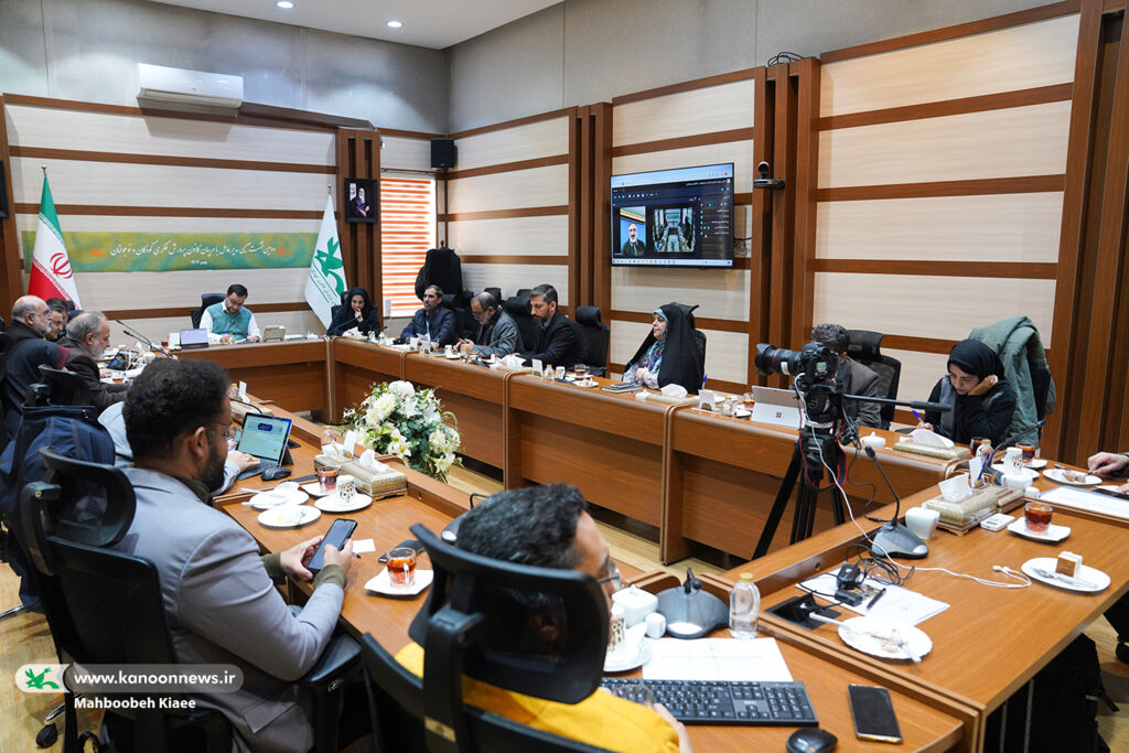 1397095-2 ضرورت اتخاذ راهبردهایی در جنگ نرم با محوریت خانواده، کانون و مسجد