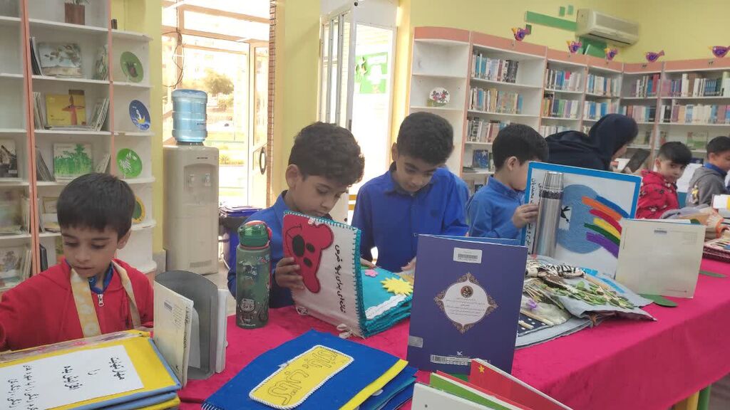 1397255-1 استقبال پرشور دانش آموزان و والدین از نمایشگاه کتابهای حسی و لمسی دربندرعباس