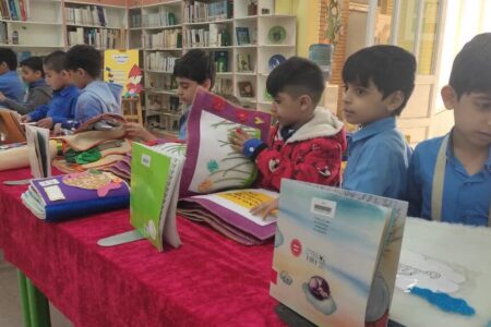 استقبال پرشور دانش آموزان و والدین  از نمایشگاه کتابهای حسی و لمسی دربندرعباس