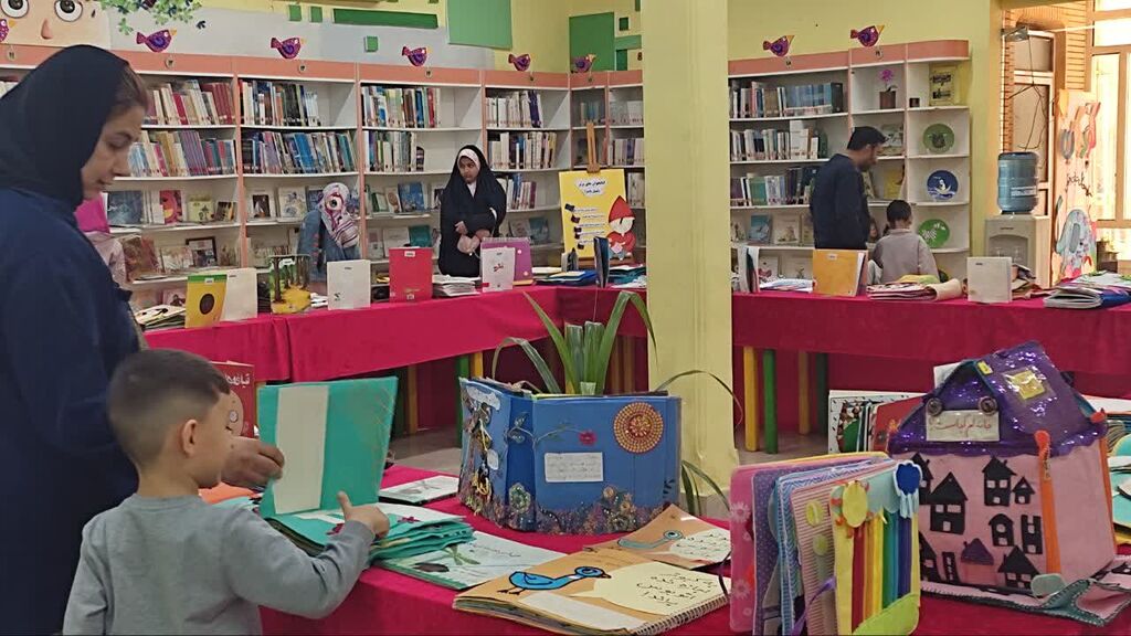 1397257-1 استقبال پرشور دانش آموزان و والدین از نمایشگاه کتابهای حسی و لمسی دربندرعباس