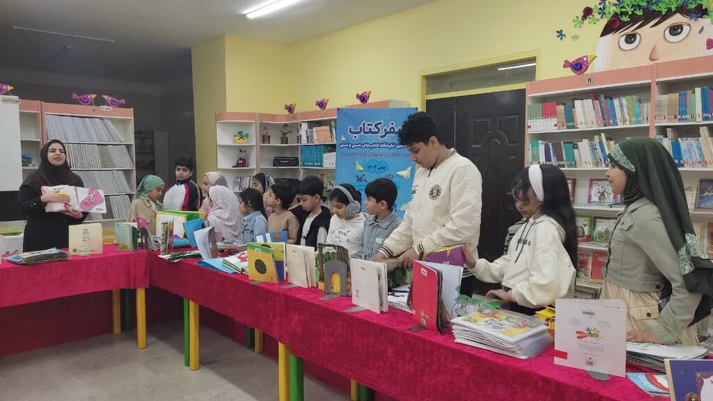 1397258-1 استقبال پرشور دانش آموزان و والدین از نمایشگاه کتابهای حسی و لمسی دربندرعباس