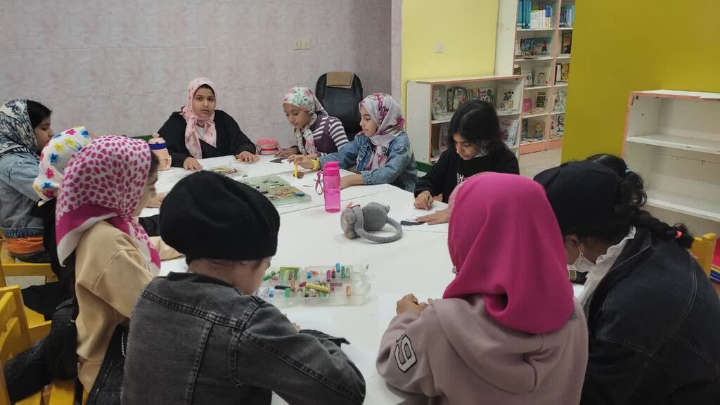 1397259-1 استقبال پرشور دانش آموزان و والدین از نمایشگاه کتابهای حسی و لمسی دربندرعباس