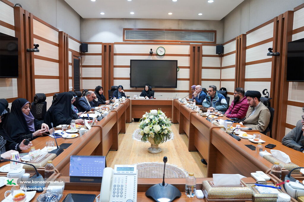 1397316-3 تدارک ۲۲ غرفه در مسیر راهپیمایی/ استفاده از ظرفیت هنرمندان و نویسندگان نامآشنا دربرنامههای دهه فجر