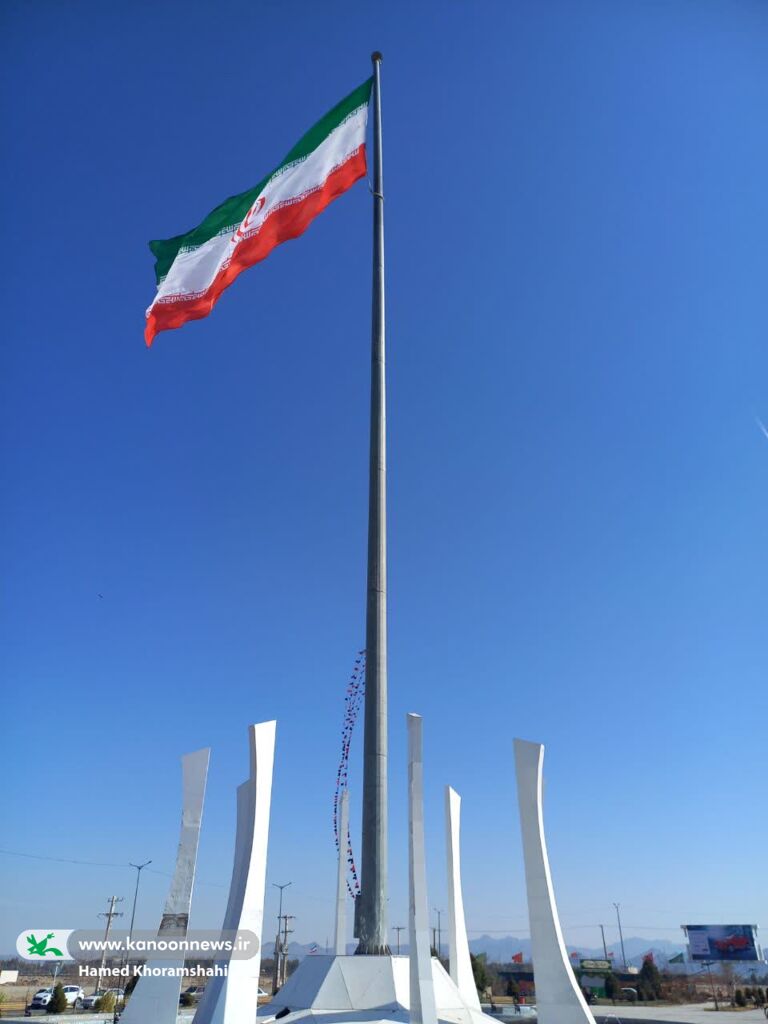1397942-1 جشن پرچم در آستانهی سالروز پیروزی انقلاب در زاهدان برگزار شد
