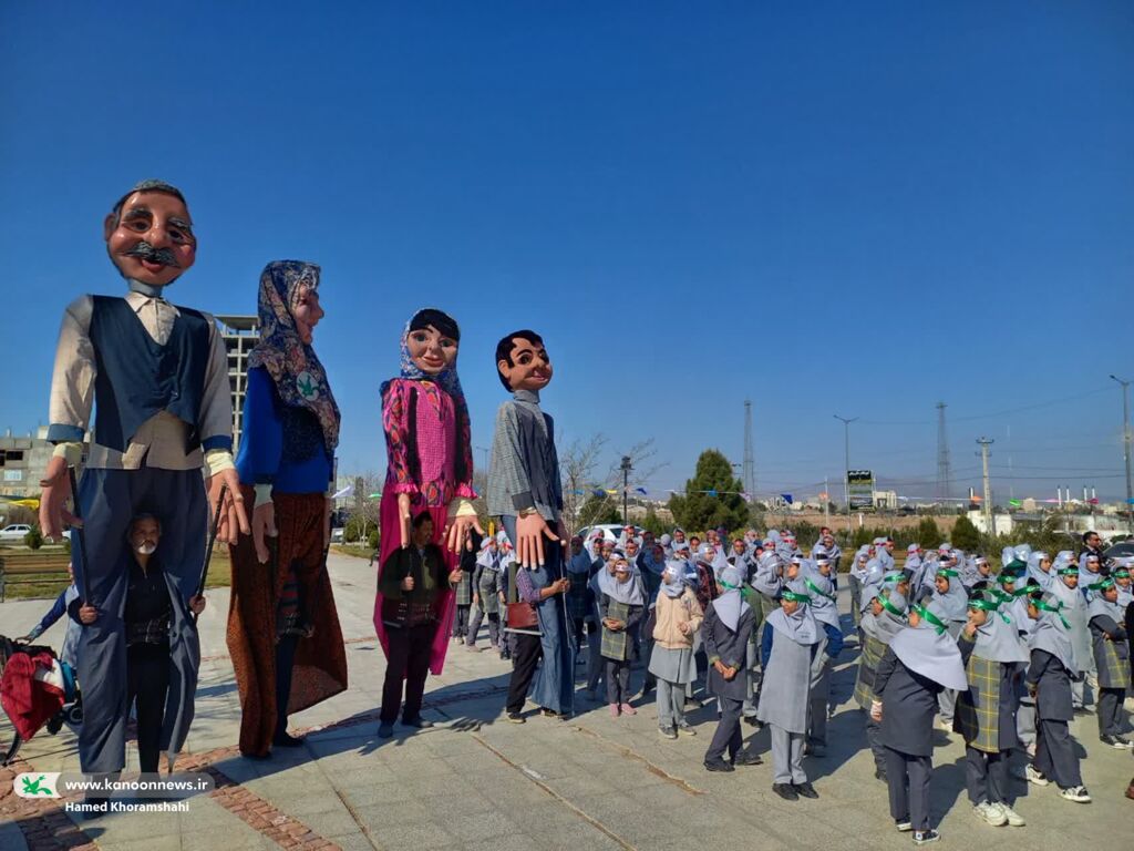 1397943-1 جشن پرچم در آستانهی سالروز پیروزی انقلاب در زاهدان برگزار شد