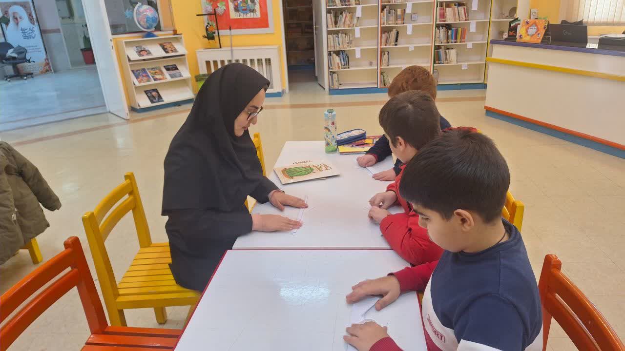 1398133-1 اجرای فعالیت «دنیا، از پشت عینک من» در مرکز میاندوآب