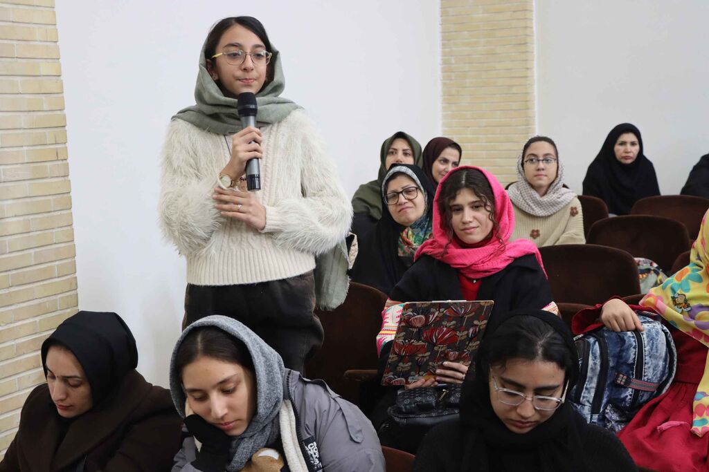 1398189-1 رویداد دو پنجره، نگاهی به ادبیات نوجوان