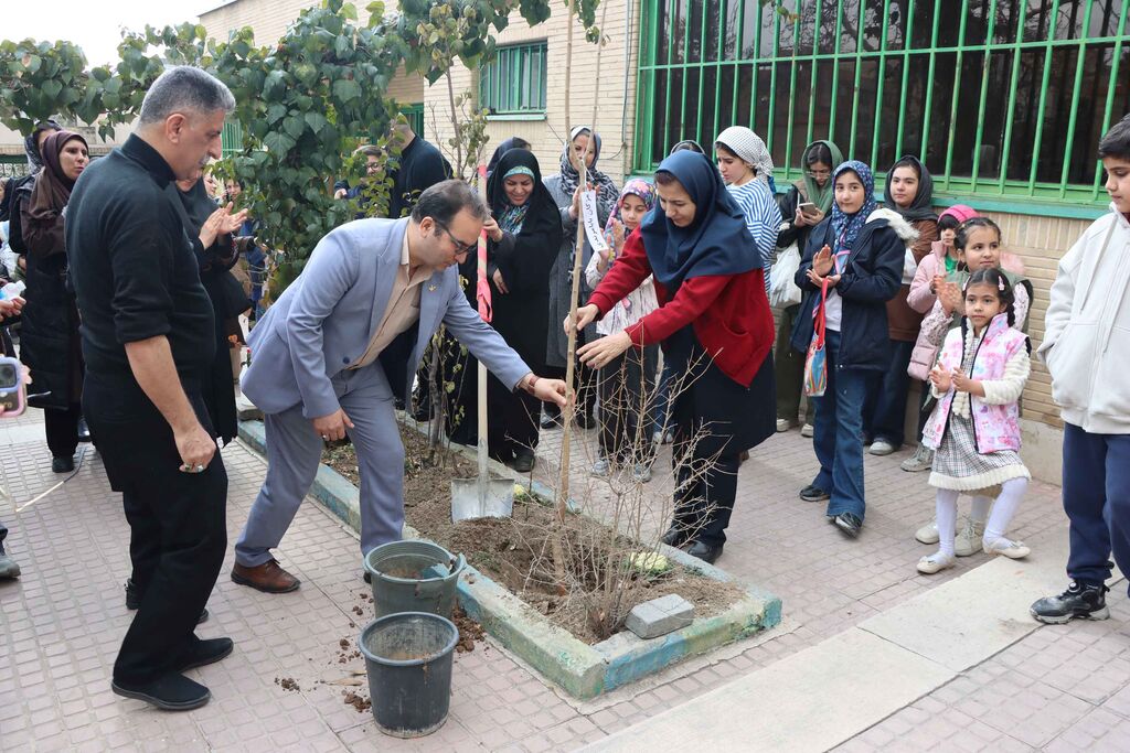 1398234-1 گفتوگوی نوجوانان با مژگان بابامرندی در مرکز شماره ۳۸ کانون تهران