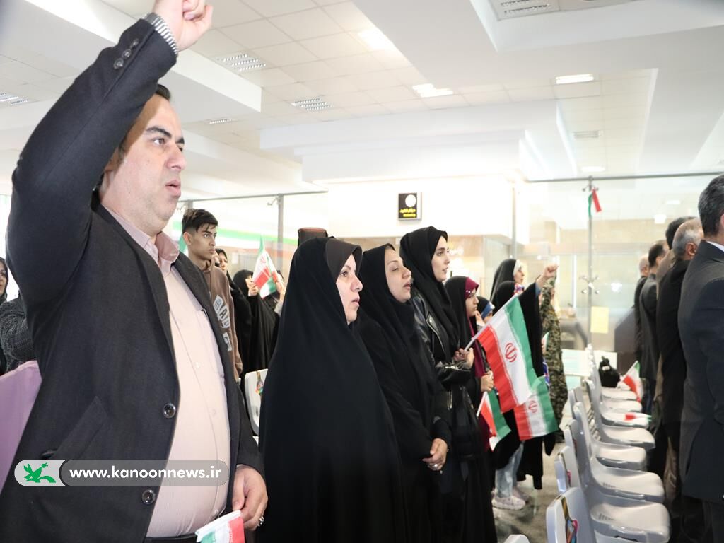 1398351 هنرنمایی عضو کودک کانون گلستان در مراسم استقبال نمادین از ورود امام خمینی(ره)