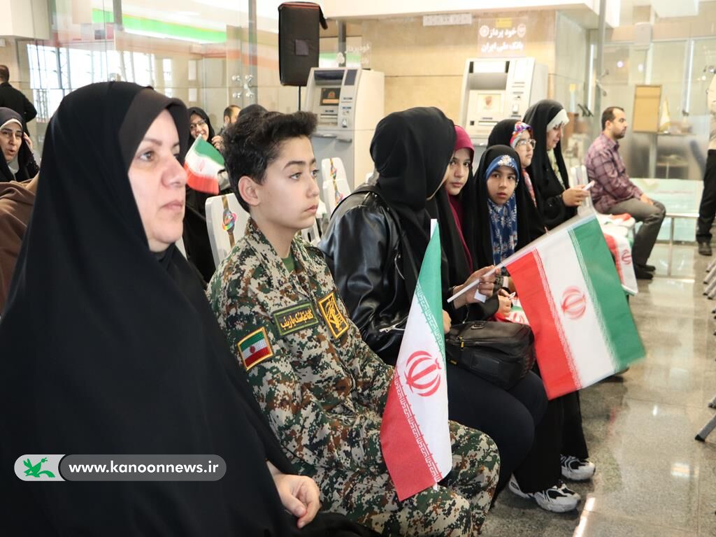 1398352-1 هنرنمایی عضو کودک کانون گلستان در مراسم استقبال نمادین از ورود امام خمینی(ره)